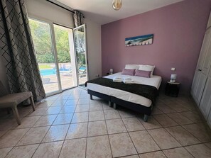 4 slaapkamers, een strijkplank/strijkijzer, reisbedje, gratis wifi