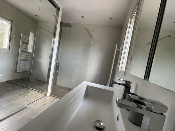 Een douche, een haardroger, zeep, shampoo