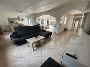 Smart-tv en een tafeltennistafel