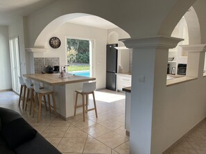 ثلاجة، ميكروويف، فرن، موقد طهي مسطح