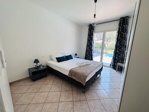 4 slaapkamers, een strijkplank/strijkijzer, reisbedje, gratis wifi