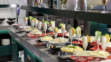 Café da manhã com buffet grátis todos os dias