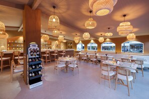 5 bars/lounges, lobby lounge, cocktail bar