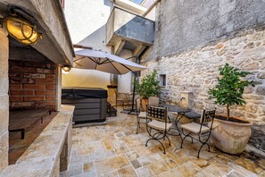 Outdoor dining - RESIDENCE MARIE - Apartment 2 - 4*Luxe Premium (Fitness+Jacuzzi) (Posedarje)