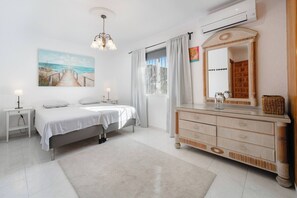 5 slaapkamers, een strijkplank/strijkijzer, gratis wifi, beddengoed