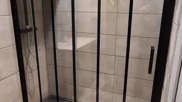 Douche, serviettes fournies