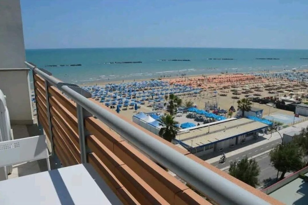 APARTMENT ON THE SEA