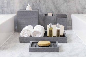 Dusche, Whirlpool, Haartrockner, Handtücher