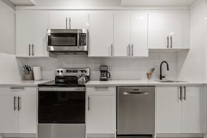 Private kitchen - 2 Bedroom, 3 Beds Suite (Calgary)