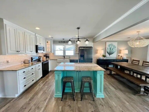 Refrigerador, microondas, horno y parrilla de estufa