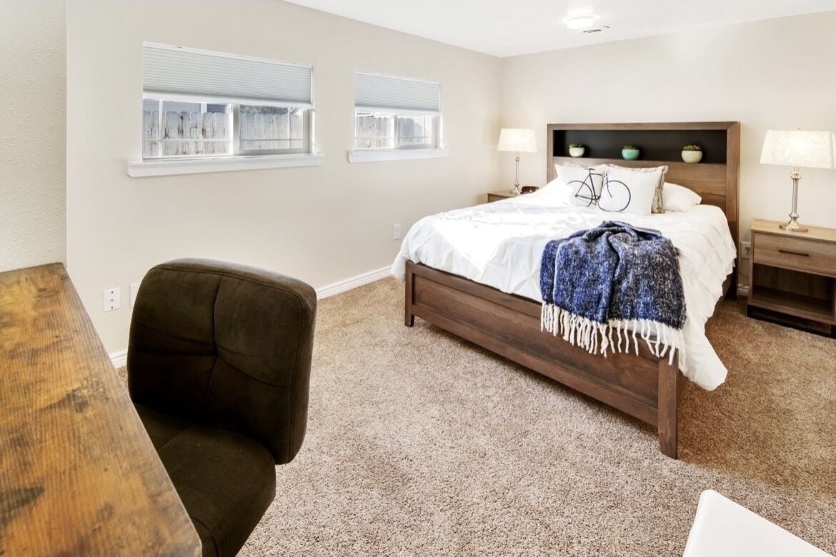 1 habitación, escritorio, tabla de planchar con plancha y cuna de viaje 