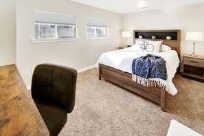 1 camera, una scrivania, ferro/asse da stiro, culla da viaggio