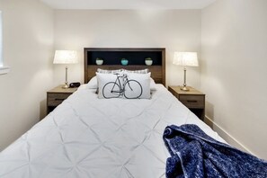 1 Schlafzimmer, Schreibtisch, Bügeleisen/Bügelbrett, Reisekinderbett