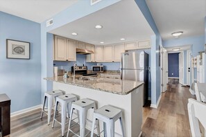 ثلاجة، ميكروويف، فرن، موقد طهي مسطح