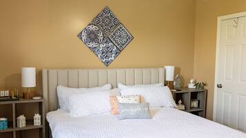 4 habitaciones, escritorio y tabla de planchar con plancha