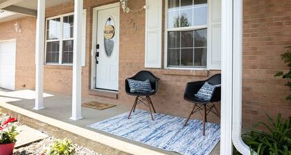 4 Bed, 2.5 Bath, 3 KING BEDS on a Private Lake with Dock! Family Friendly