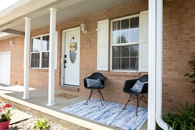4 Bed, 2.5 Bath, 3 KING BEDS on a Private Lake with Dock! Family Friendly
