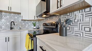 冰箱、微波炉、烤箱、炉灶