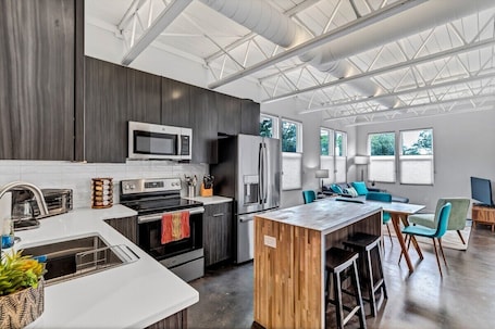Fridge, microwave, oven, stovetop. Modern Flat - Downtown