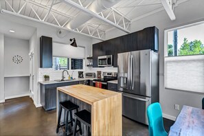 Fridge, microwave, oven, stovetop - Modern Flat - Downtown (Wilmington)