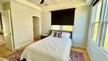 2 bedrooms, iron/ironing board, internet, bed sheets