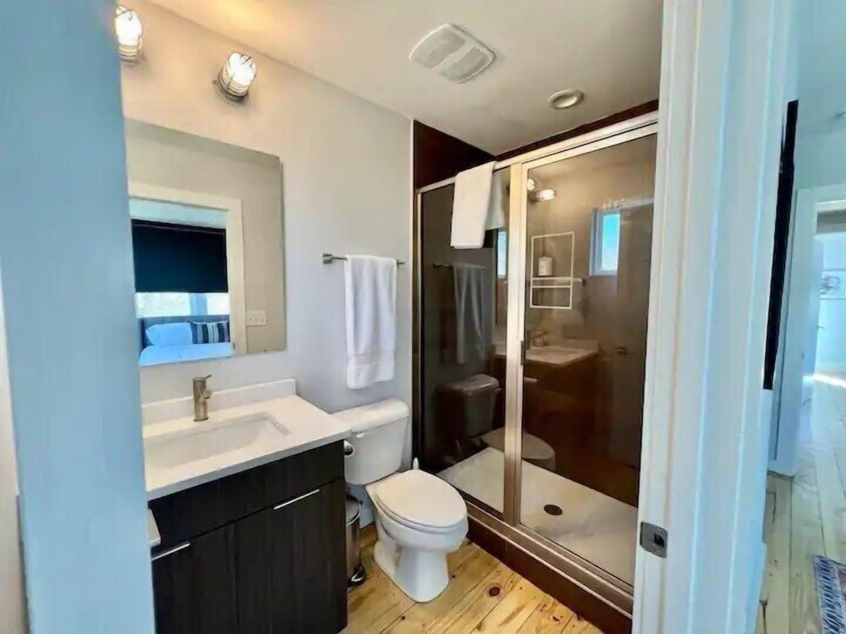 Secador de pelo, toallas