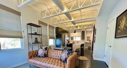 Swanky Retreat - Downtown