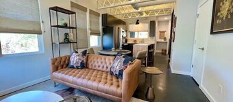 Swanky Retreat - Downtown