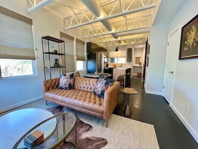 Swanky Retreat - Downtown