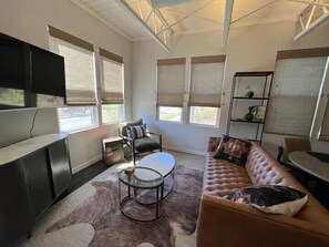 TV - Swanky Retreat - Downtown (Wilmington)