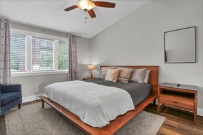 1 bedroom, iron/ironing board, Internet, bed sheets - The Overlook - Downtown - Parking (Wilmington)