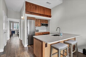 Frigorifero, piano cottura, lavastoviglie, macchina per tè/caffè