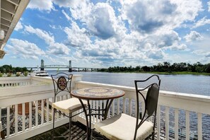 Outdoor dining - The Overlook - Downtown - Parking (Wilmington)