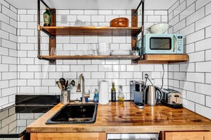 Fridge, microwave, oven, stovetop - Amazing Riverview - Central Downtown - Parking (Wilmington)