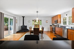Dining - Rising Sun Retreat - 4 Miles to Beach (Wilmington)
