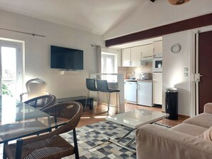 Smart TV - Right in the heart of Cannes, a 5-minute walk from the Palais and the beach. (Cannes)