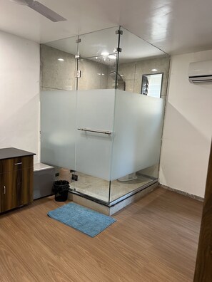 Shower, slippers, towels - HOTEL NIRAJ INTERNATIONAL (Parbhani)