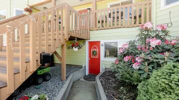 Exclusive Studio, 1 Queen Bed with Sofa bed, Mountain View, Ground Floor