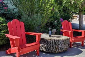 Premium bedding, individually decorated, individually furnished, desk - The Irish Inn (Hood River)