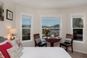 Premium bedding, individually decorated, individually furnished, desk - The Irish Inn (Hood River)