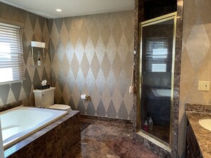 Jetted bath, hair dryer, towels, soap - 4-bedroom vacation home 11 minutes from University of Rochester (Pittsford)
