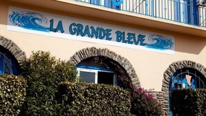 Rakennuksessa on kyltti, jossa lukee: ”LA GRANDE BLEVE”.