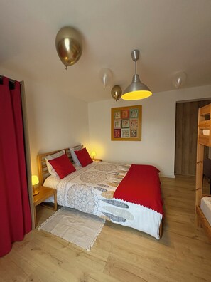 1 bedroom, desk, iron/ironing board, travel cot - Cocooning gîte near Rouen, hiking trails and tourist attractions (Saint-Ouen-du-Tilleul)