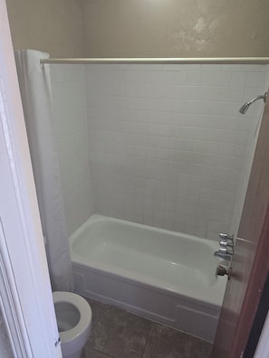 Traditionele kamer, 1 twee- of 2 eenpersoonsbedden | Badkamer | Handdoeken, zeep, shampoo, toiletpapier