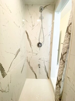 Apartamento | Baño | Ducha, secador de pelo, toallas y jabón