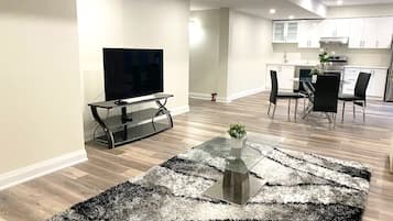 TV connectée de 42 pouces avec chaînes numériques, services de streaming