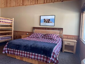 3 bedrooms, desk, iron/ironing board, free WiFi - Timberwolf Lodge Directly on Haywire Snowmobile & ATV Trial (Manistique)