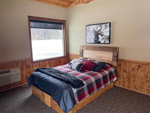 3 bedrooms, desk, iron/ironing board, free WiFi - Timberwolf Lodge Directly on Haywire Snowmobile & ATV Trial (Manistique)