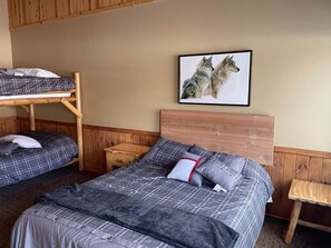 3 slaapkamers, een bureau, een strijkplank/strijkijzer, gratis wifi