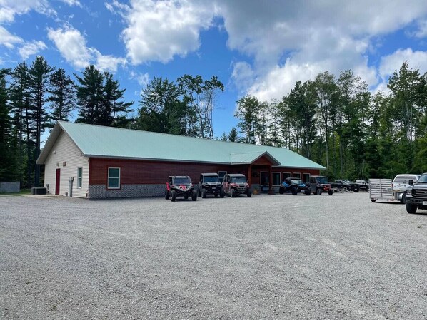 Exterior - Timberwolf Lodge Directly on Haywire Snowmobile & ATV Trial (Manistique)
